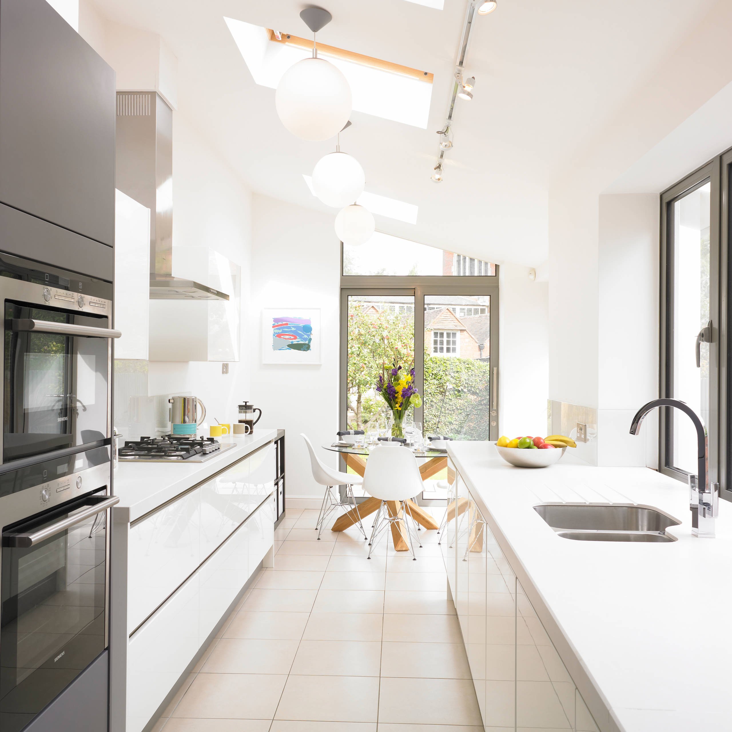 Узкая кухня — 75 фото лучших дизайнов для узкой кухни. тенденции 2020 года.