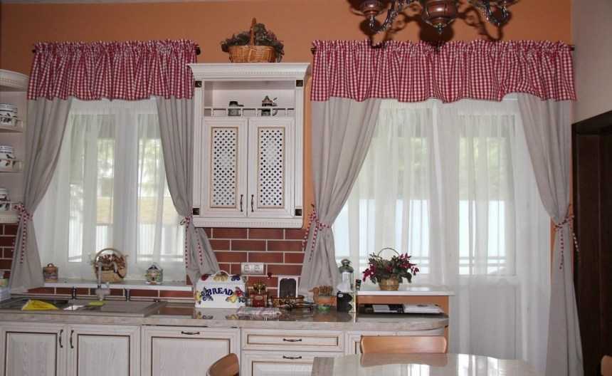 Шторы в кухню гостиную с двумя окнами: дизайн - 17 фото