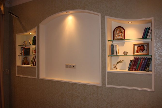 Ниша в стене из гипсокартона: как оформить красиво, дизайнерские решения для спальни, кухни и коридора в современном стиле, ниша с полками над кроватью
 - 37 фото