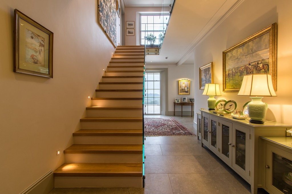 Гостиная с лестницей дизайн: идеи дизайна интерьера гостиной с лестницей на второй этаж, выбор стиля, материала и креплениядекор и дизайн интерьера