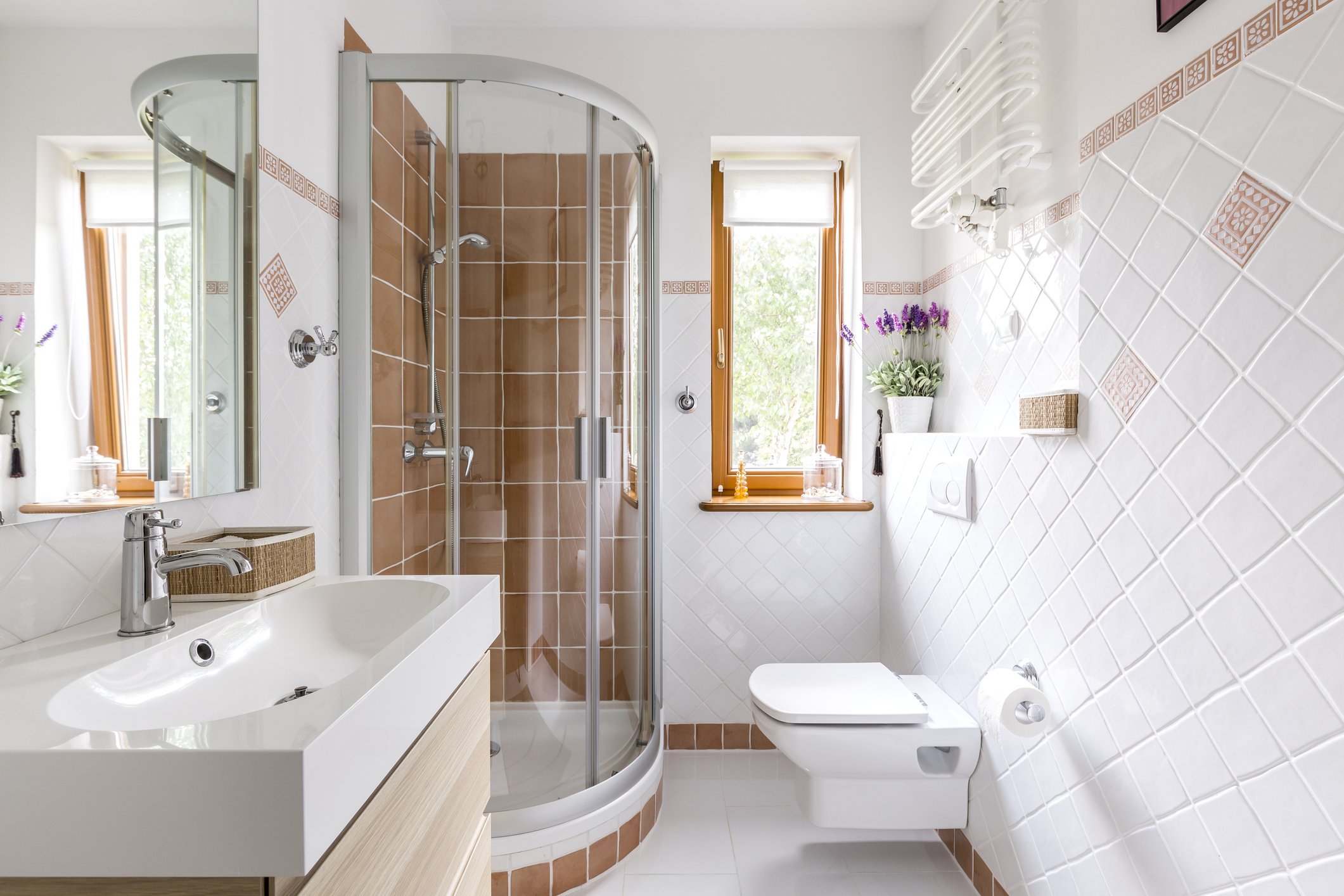 Дизайн маленькой ванной — примеры как правильно выбрать цвет, аксессуары и где разместить свет