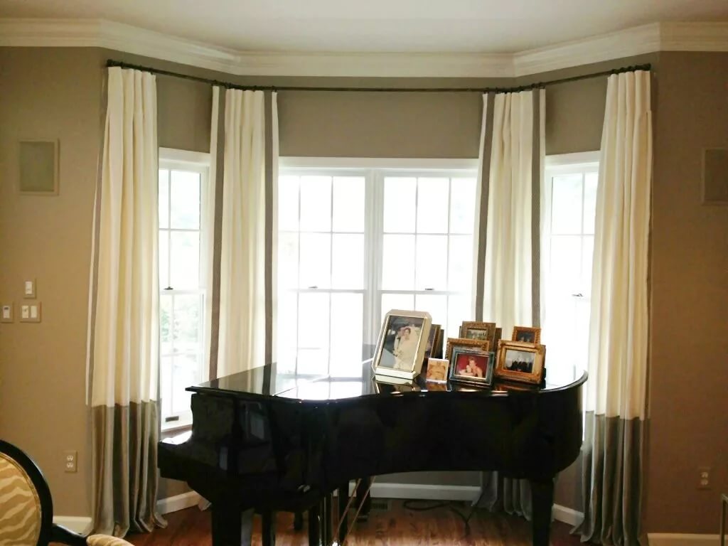 Шторы для эркера: фото в интерьере кухни, гостиной и спальни