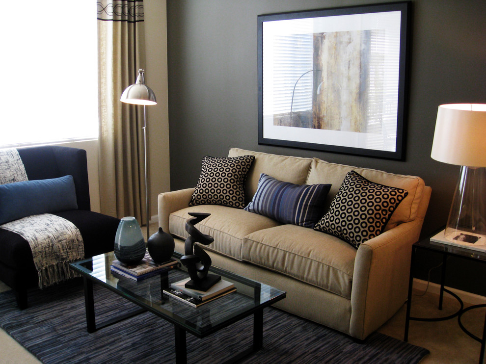 Интерьер гостиной с серыми обоями и коричневой мебелью фото