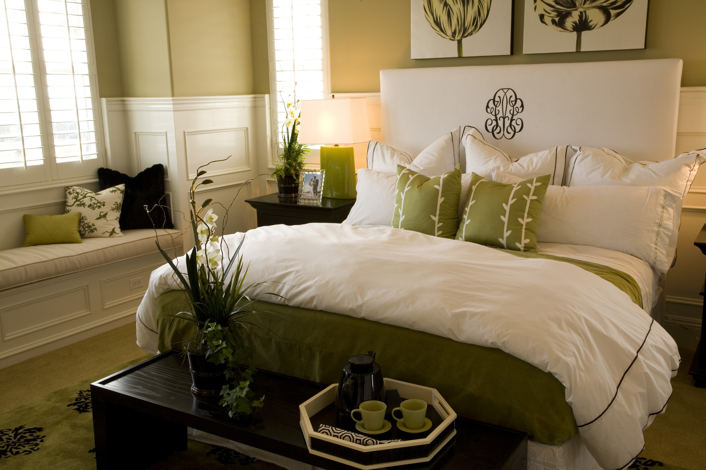 Оливковый в интерьере спальни