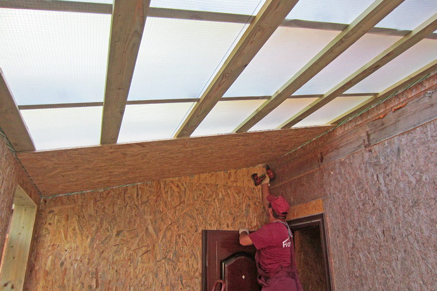 Потолок из осп плиты по деревянным балкам. какой материал лучше