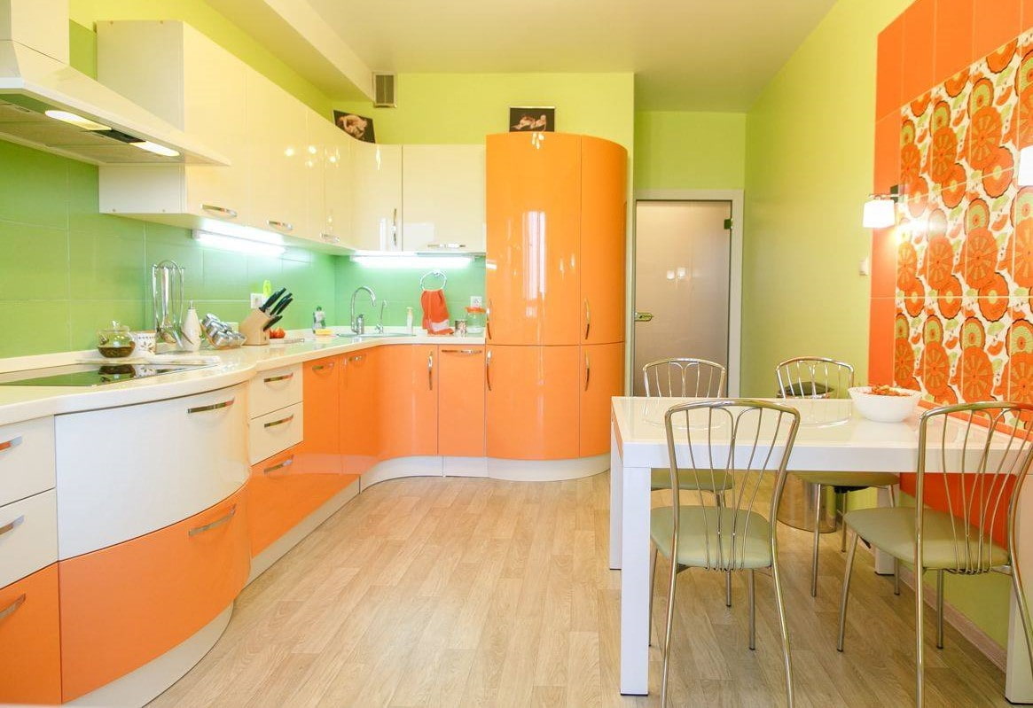 Оранжевая кухня: сочетание цвета с другими в интерьере - черным, белым, серым, 
 - 59 фото