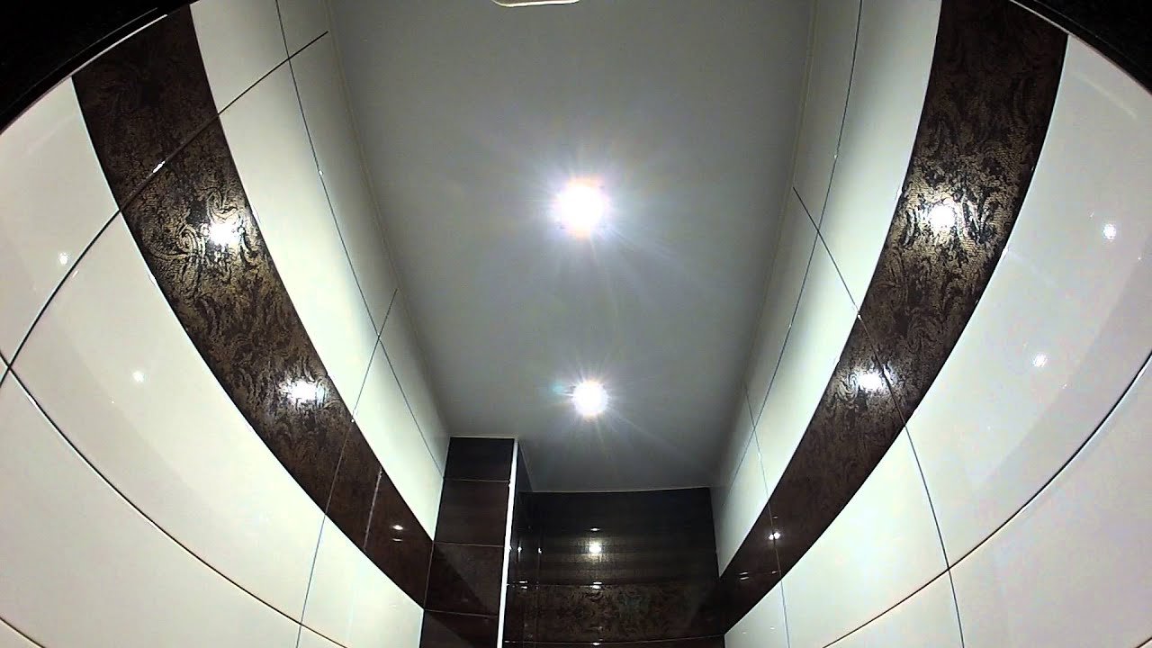 Натяжной потолок в туалете - фото различных вариантов оформления, плюсы и минусы