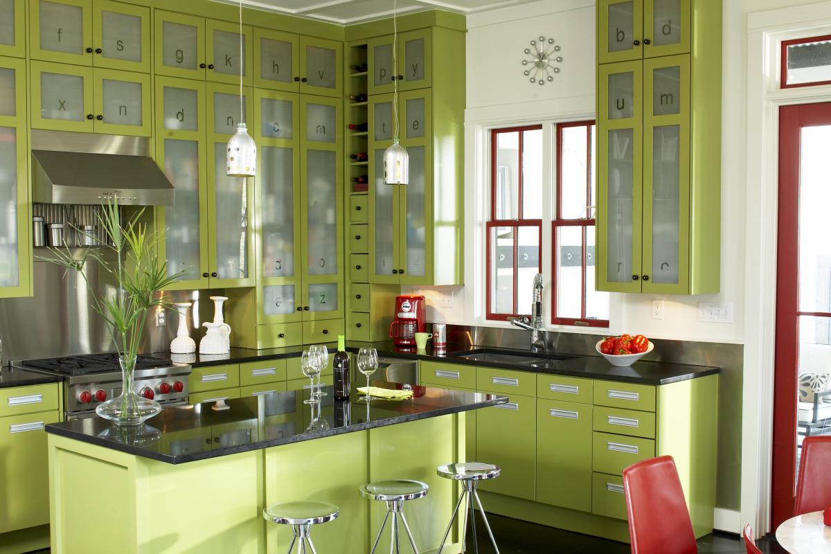 Кухня в зеленых, салатовых и изумрудных тонах с белым, коричневым и бежевым гарнитуром и фартуком, деревянными акцентами
 - 31 фото