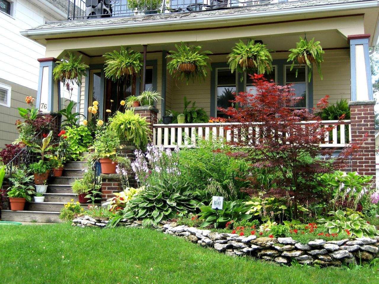 Палисадник возле дома: планировка, дизайн, выбор растений и интересные идеи, фото