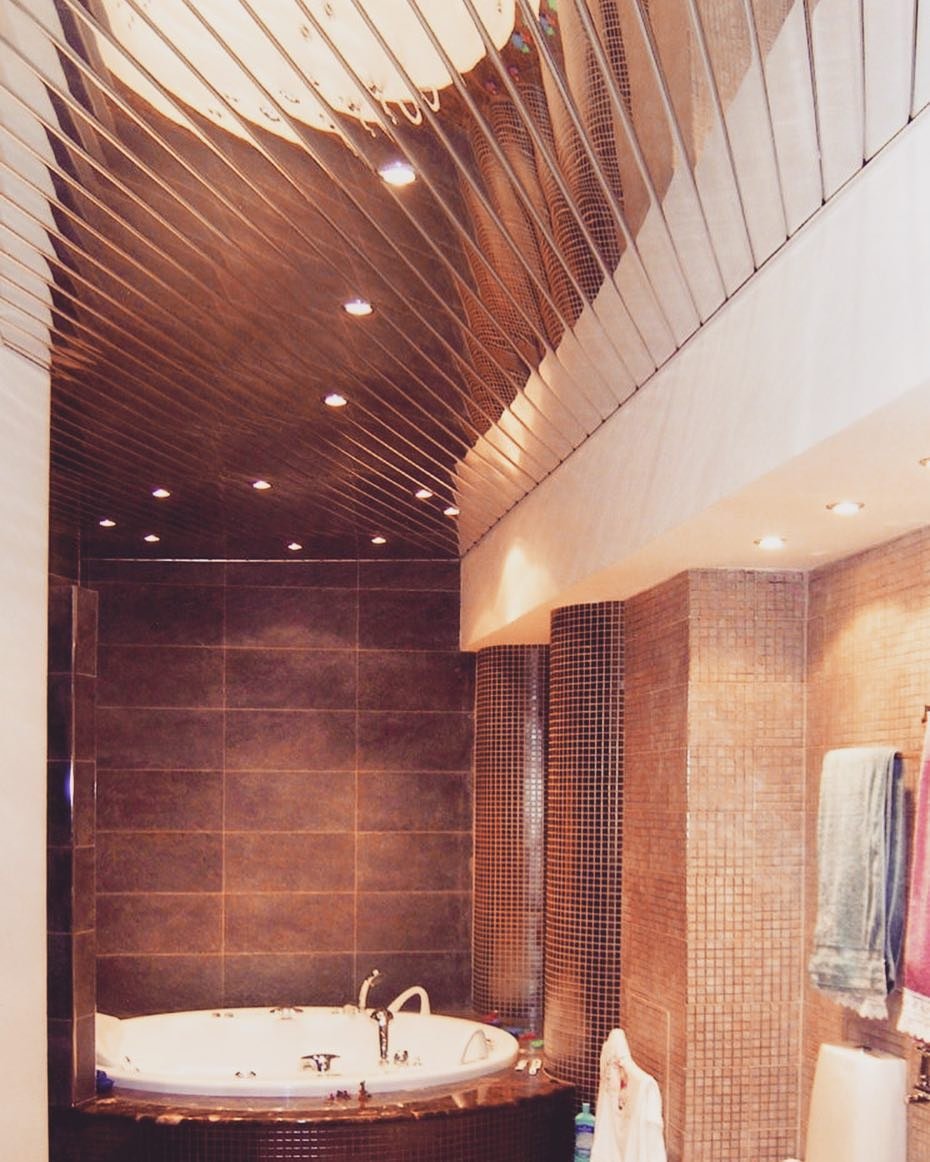 Какой потолок лучше сделать в ванной: 100 фото вариантов отделки