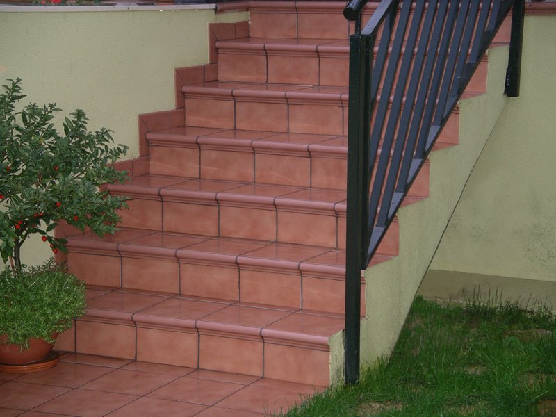 Облицовка бетонных лестниц: нескользкая и долговечная