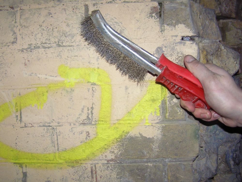 Как быстро снять краску с бетонной стены?