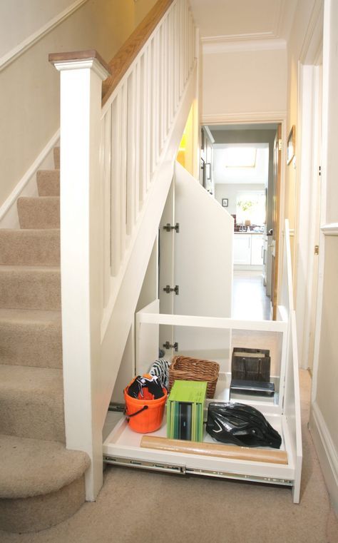Пространство под лестницей в загородном доме – варианты обустройства и 28 фото