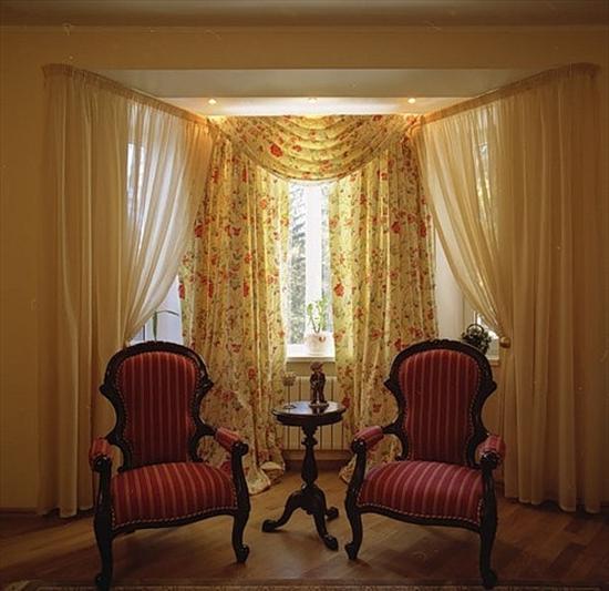 Оформление окна в гостиной шторами в современном стиле: дизайн большого и маленького окна
 - 32 фото