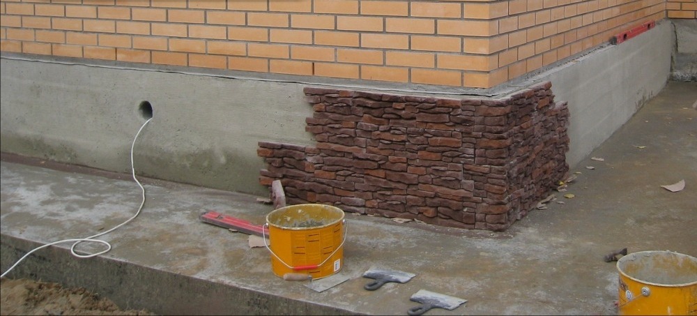 Отделка фундамента дома под камень: проводим работы по отделке цоколя своими руками с фото инструкцией