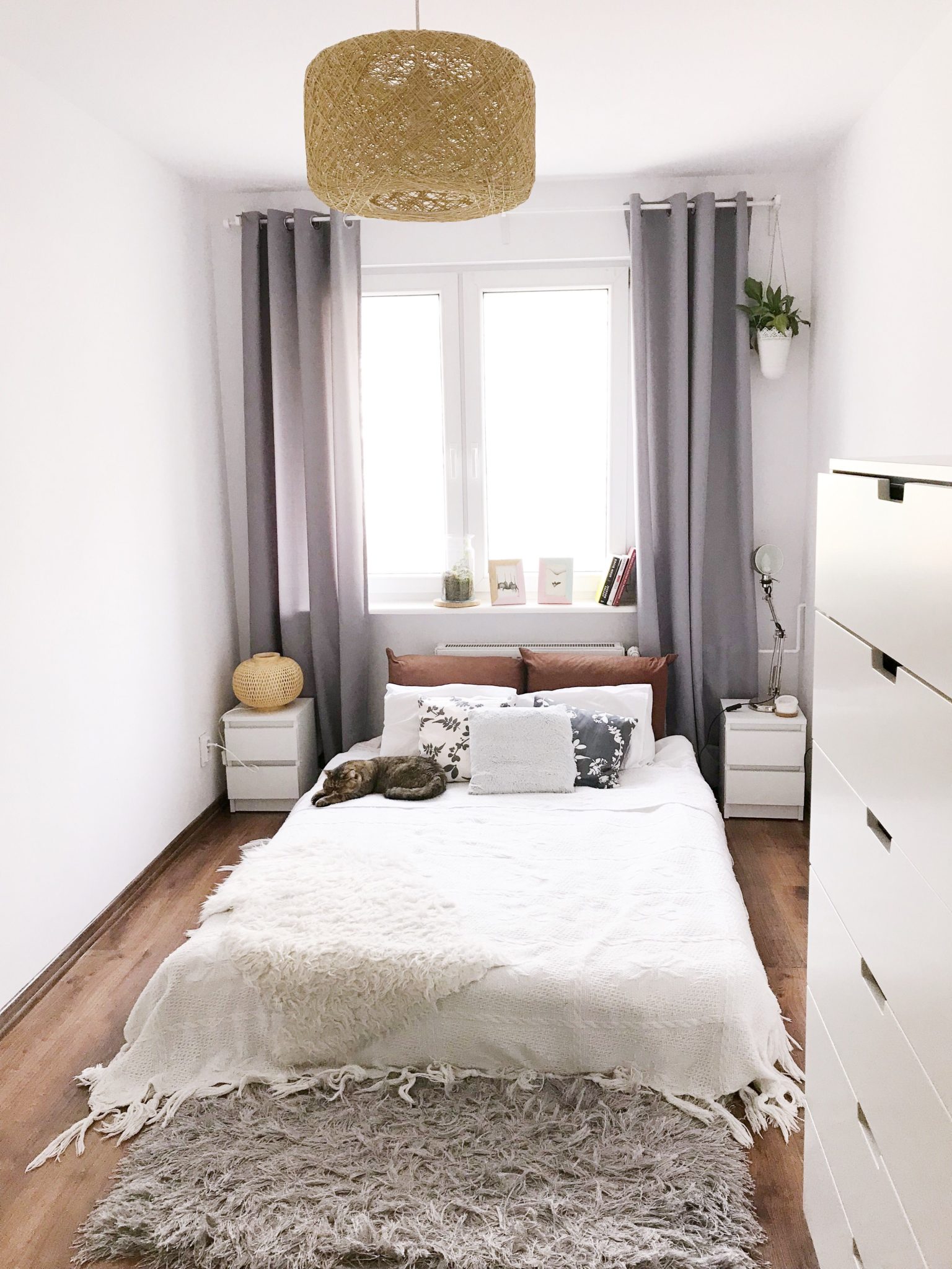 Правильное оформление интерьера узкой спальни, фото примеры