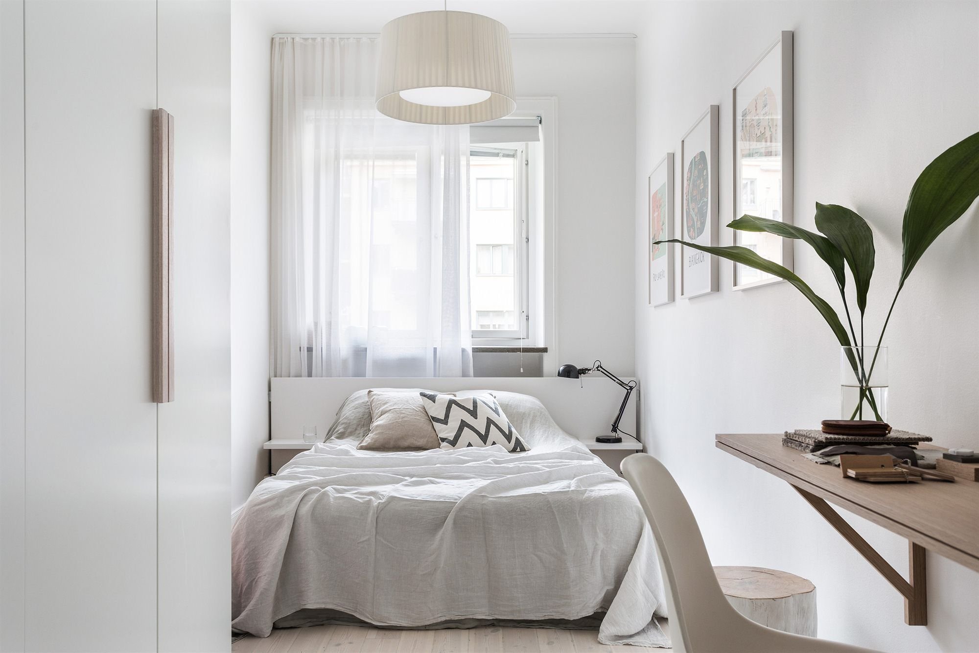 Кровать у окна в спальне: дизайн, 20 фото советов от дизайнеров