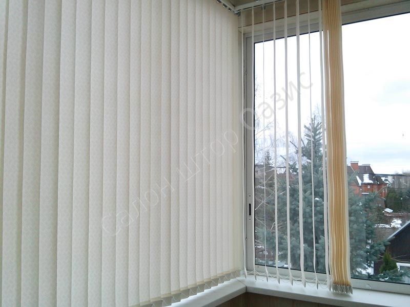Жалюзи вертикальные на балкон с раздвижными окнами фото