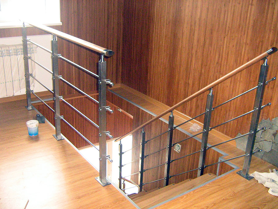 Ограждения для лестниц из дерева: подбор дизайна и особенности изготовления