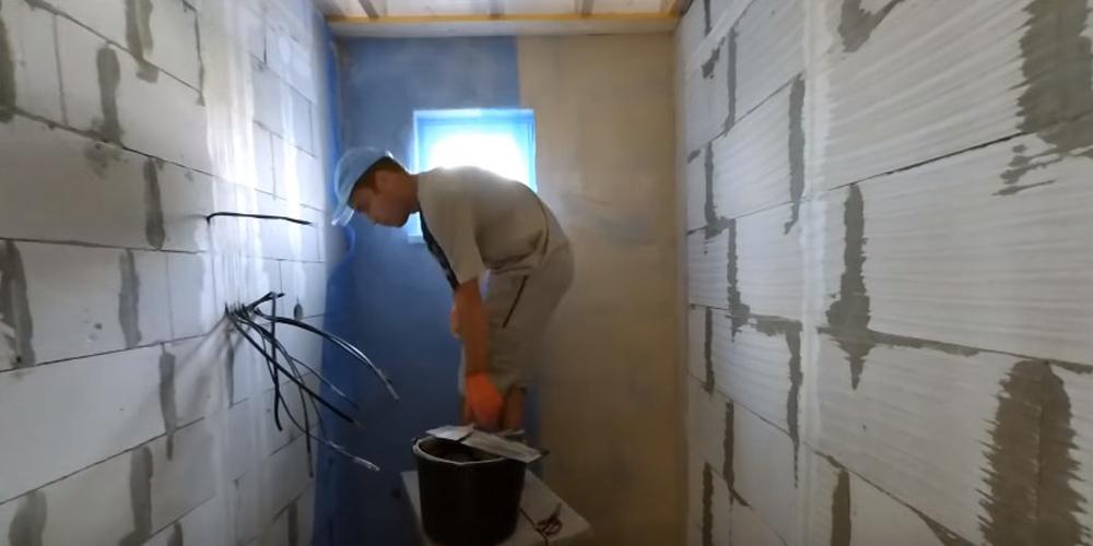 Как выполняется штукатурка стен из газобетона внутри помещения?