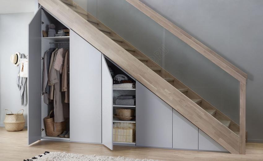 Шкаф под лестницей в частном доме — стильные и практичные решения на 50 фото