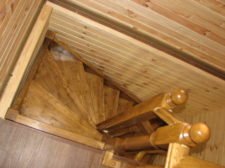 Уютная деревянная лестница своими руками: 8 элементов