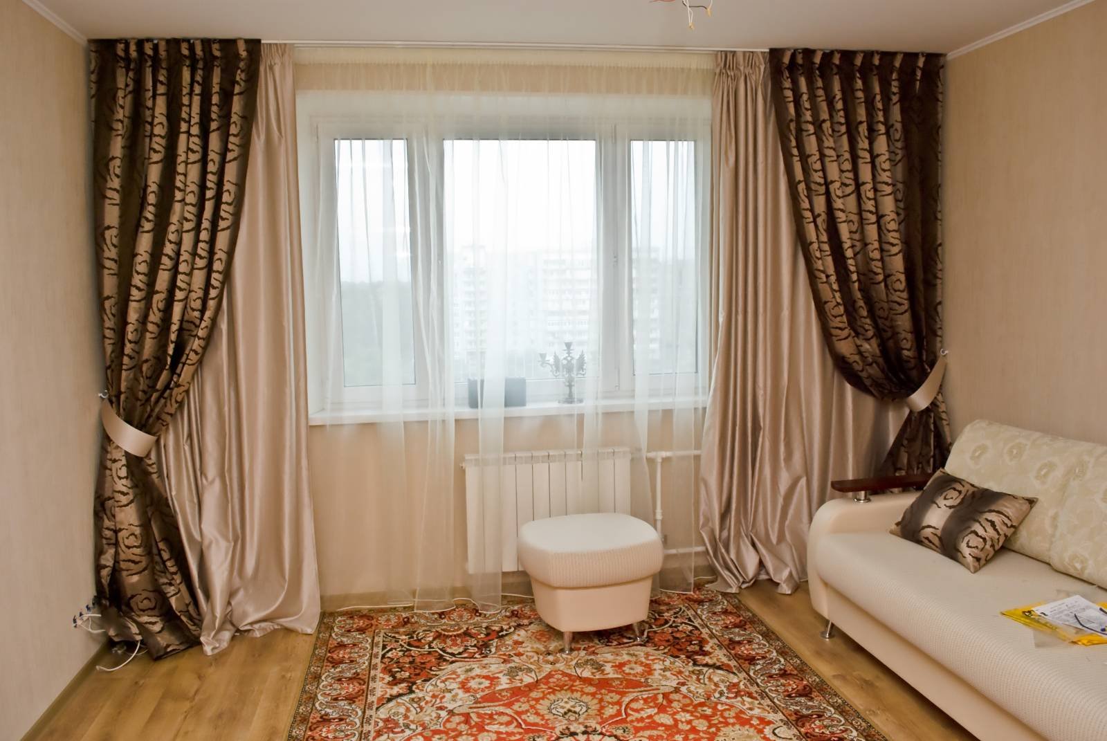 оформление окна в гостиной в современном стиле в квартире
