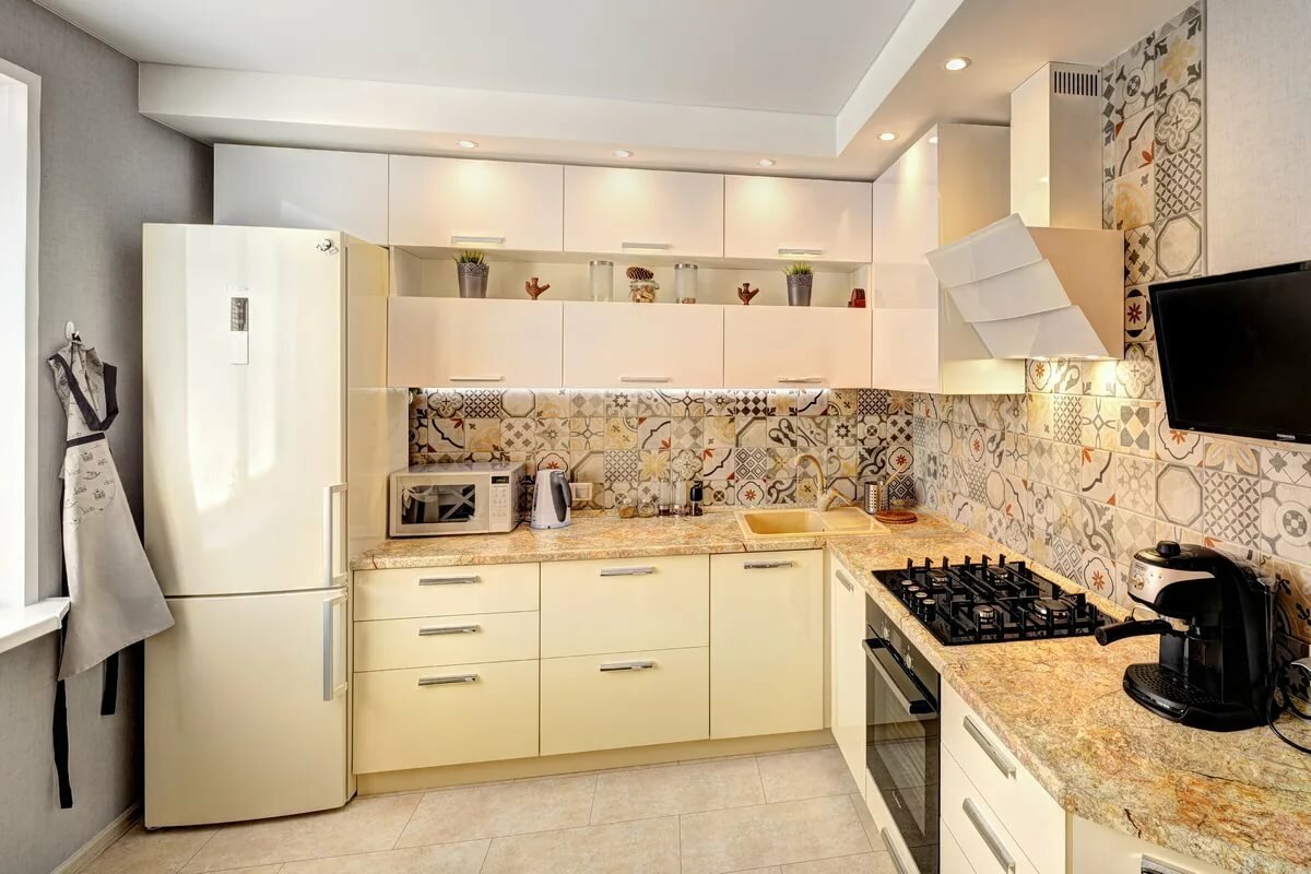 Кухня в бежевых тонах с коричневым, кремовым и серым, с яркими акцентами: сочетание бежевого цвета с другими цветами в интерьере кухни
 - 35 фото