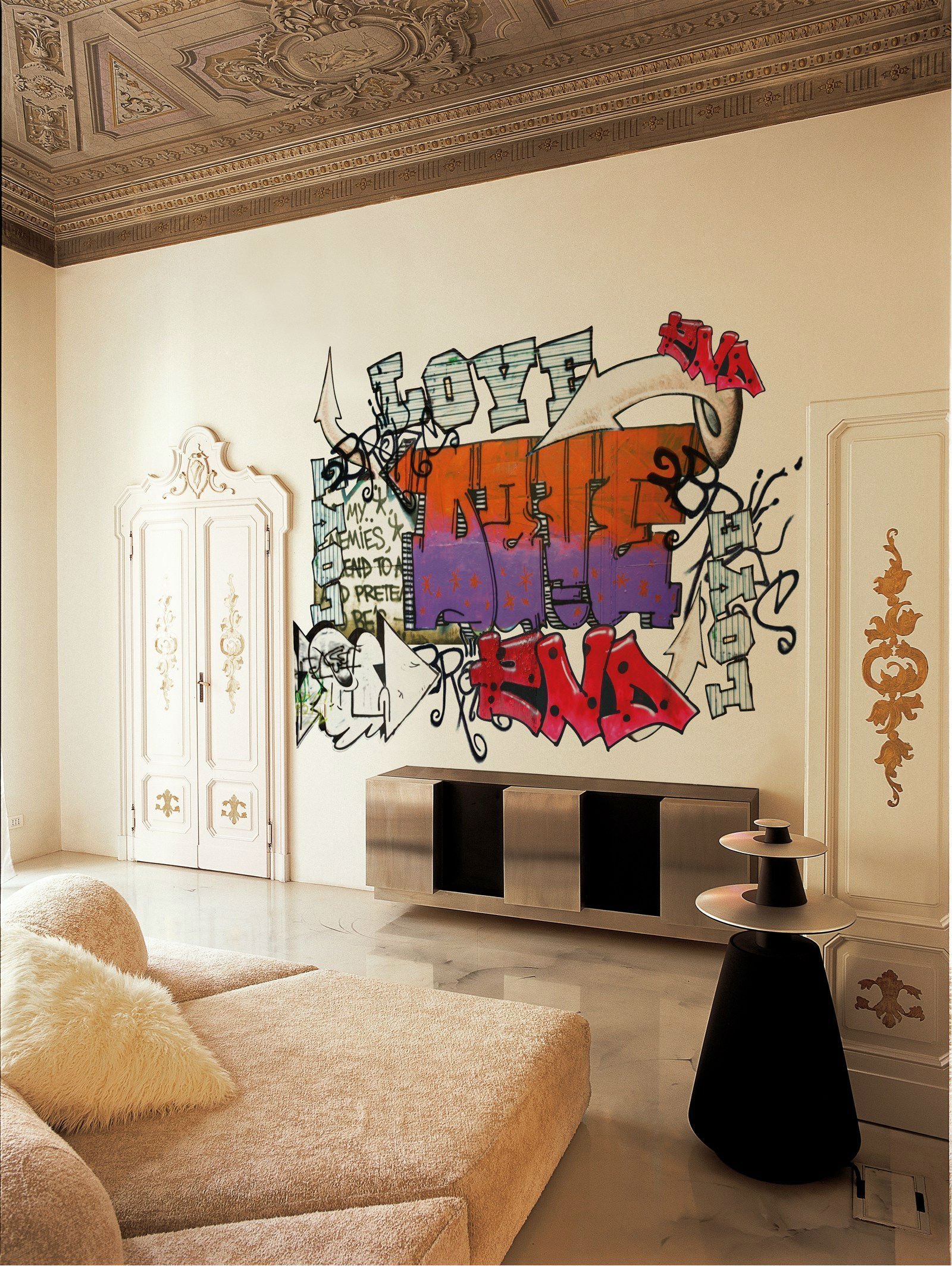 Граффити на стенах в квартире (в комнатах)