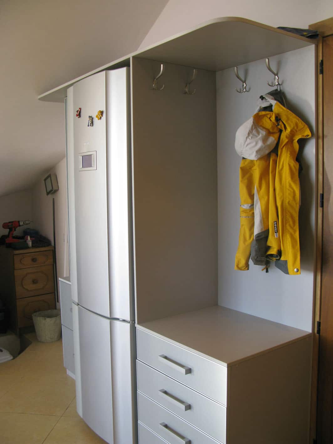 Холодильник в коридоре: варианты как спрятать, фото идей дизайна комнаты