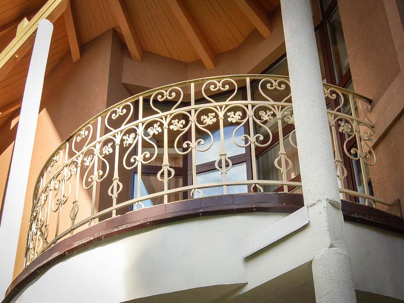 Кованые балконы, фото: на частных домах, французские и балкончики для цветов, красивые картинки, эксклюзивные, оригинальные работы холодной и горячей ковки