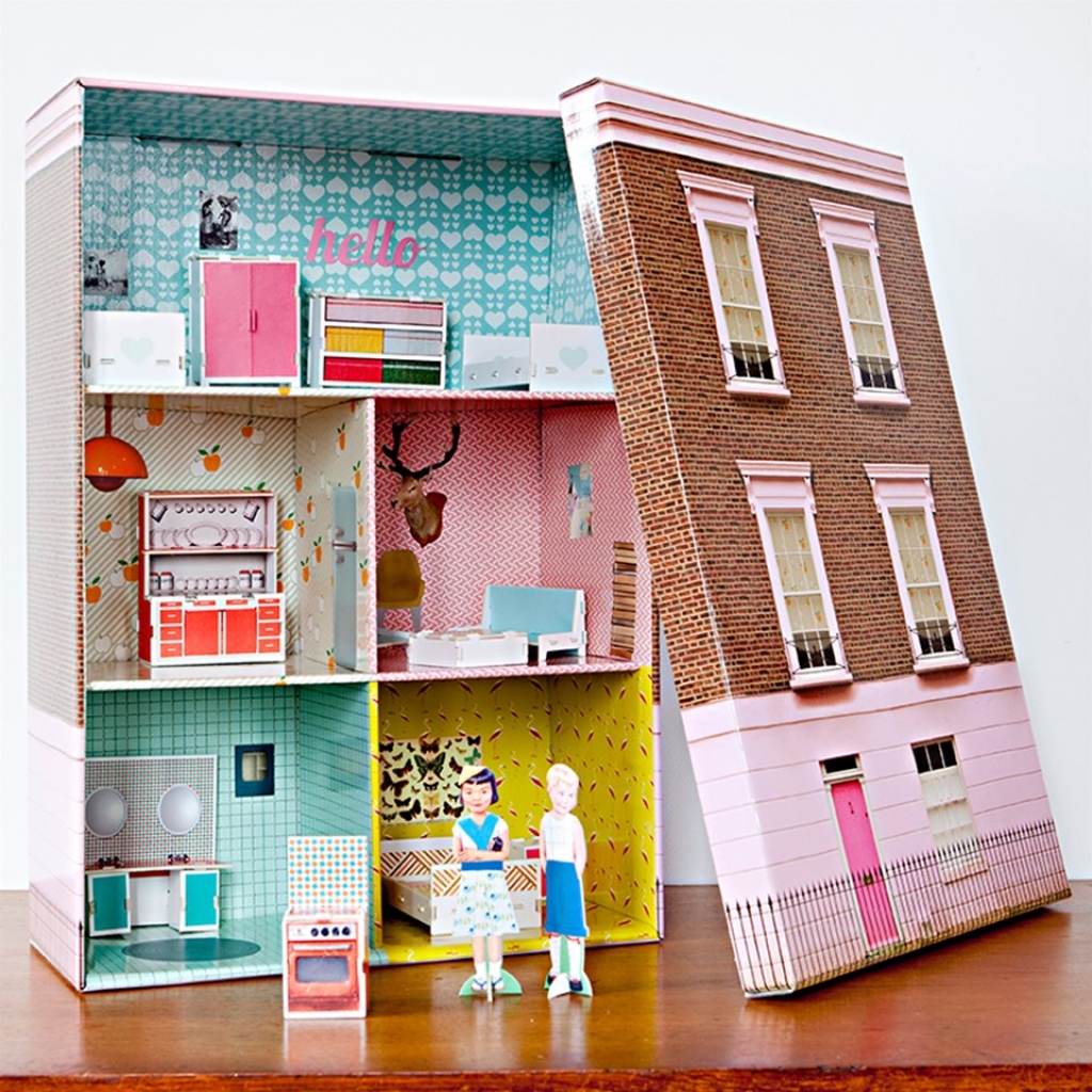 Построй дом из коробков. Картонный домик для кукол. Кукольный домик из картона. Домик для кукол из картона. Домик для кукол из картонных коробок.