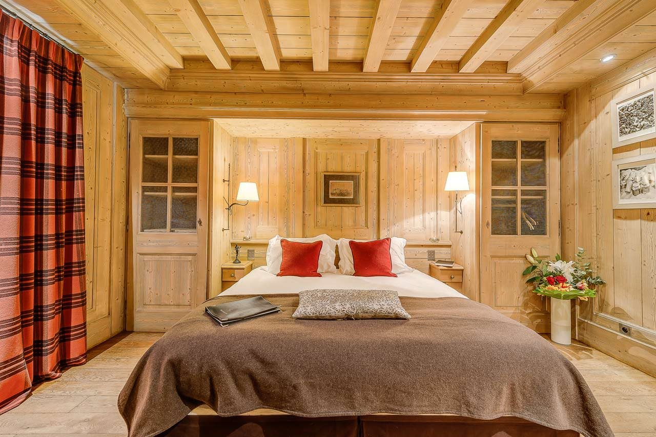 Дизайн интерьера спальни в деревянном доме: 20 фото