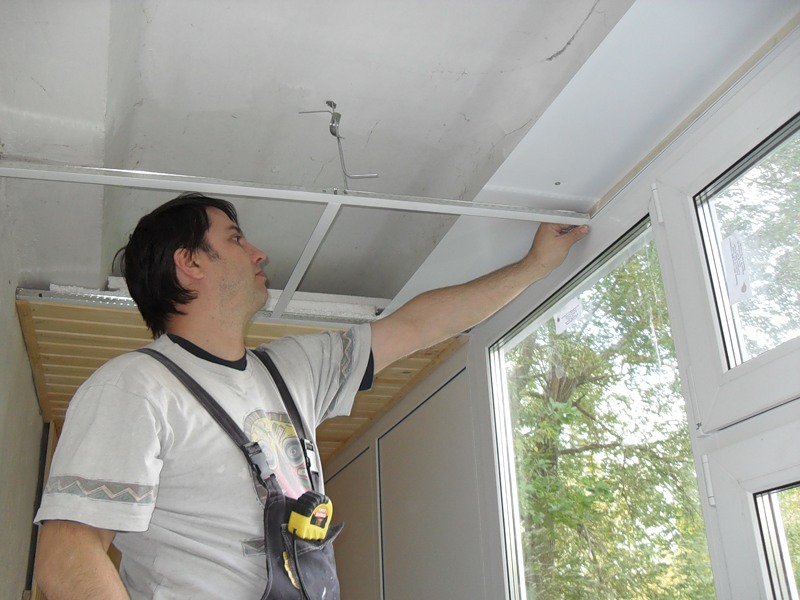 Как закрепить панели пвх на потолке: обшивка балкона пластиком и крепление своими руками