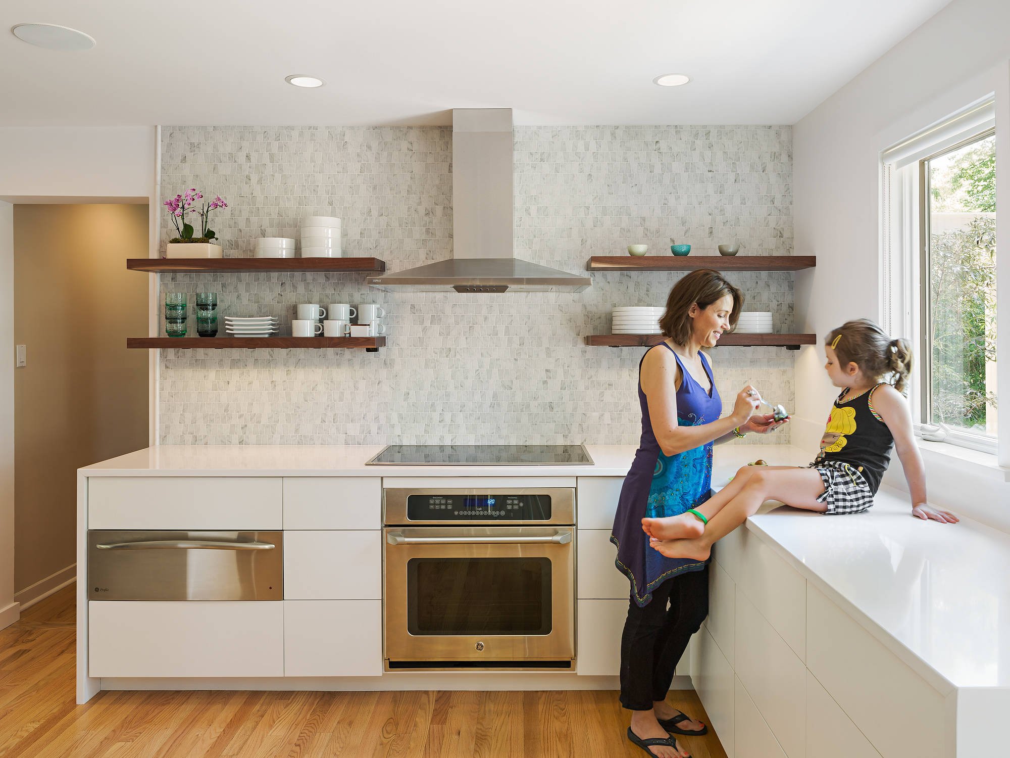 Как сделать кухню без верхних шкафов и не потерять функциональность: 60 фото