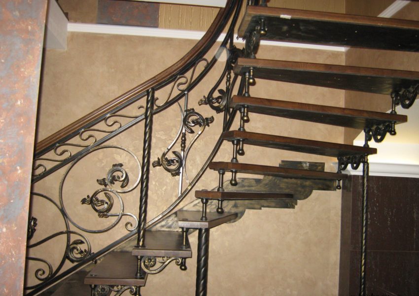 Виды кованых лестниц: на второй этаж, полувинтовые, маленькие и монолитные, ажурные и простые, полукруглые, внутренние и для улицы