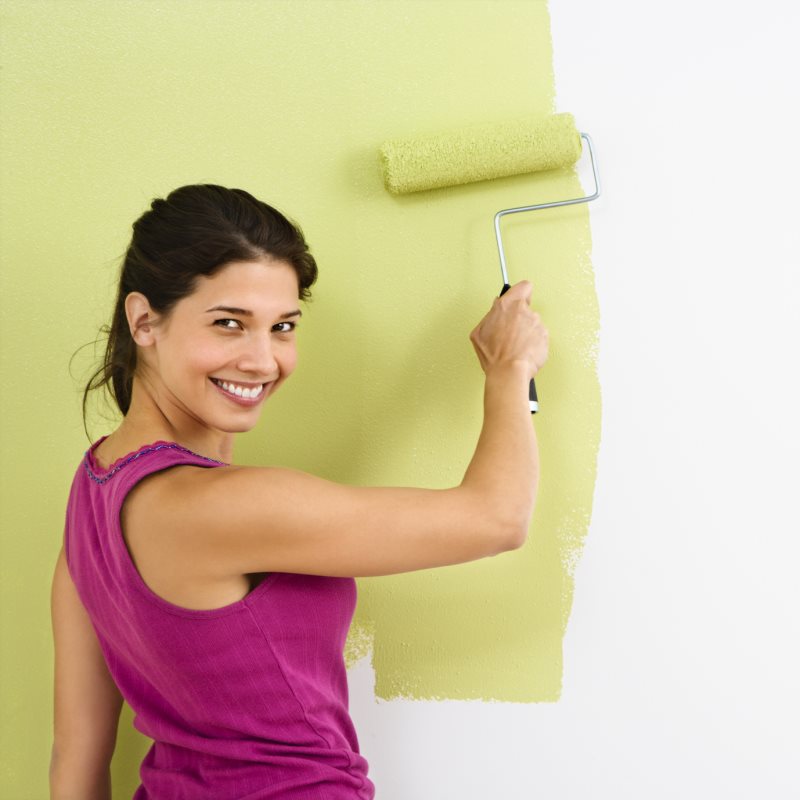 Обои или покраска стен — что лучше, практичнее, дешевле и качественнее