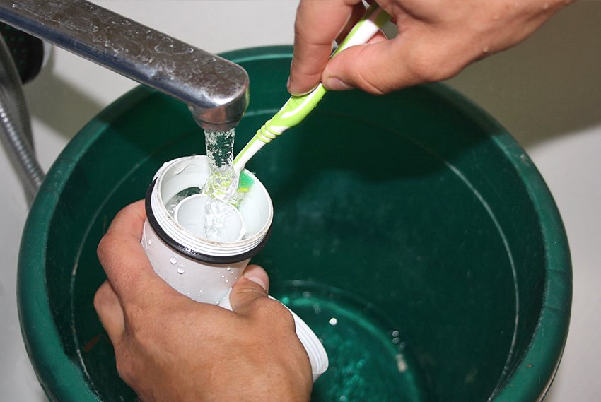Как прочистить засор в раковине народными средствами, химическими и механическими способами