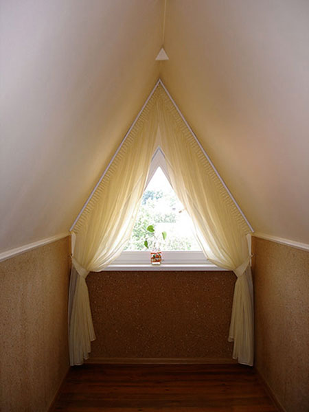 Как выбрать шторы на мансарду или чердак для оформления окон?