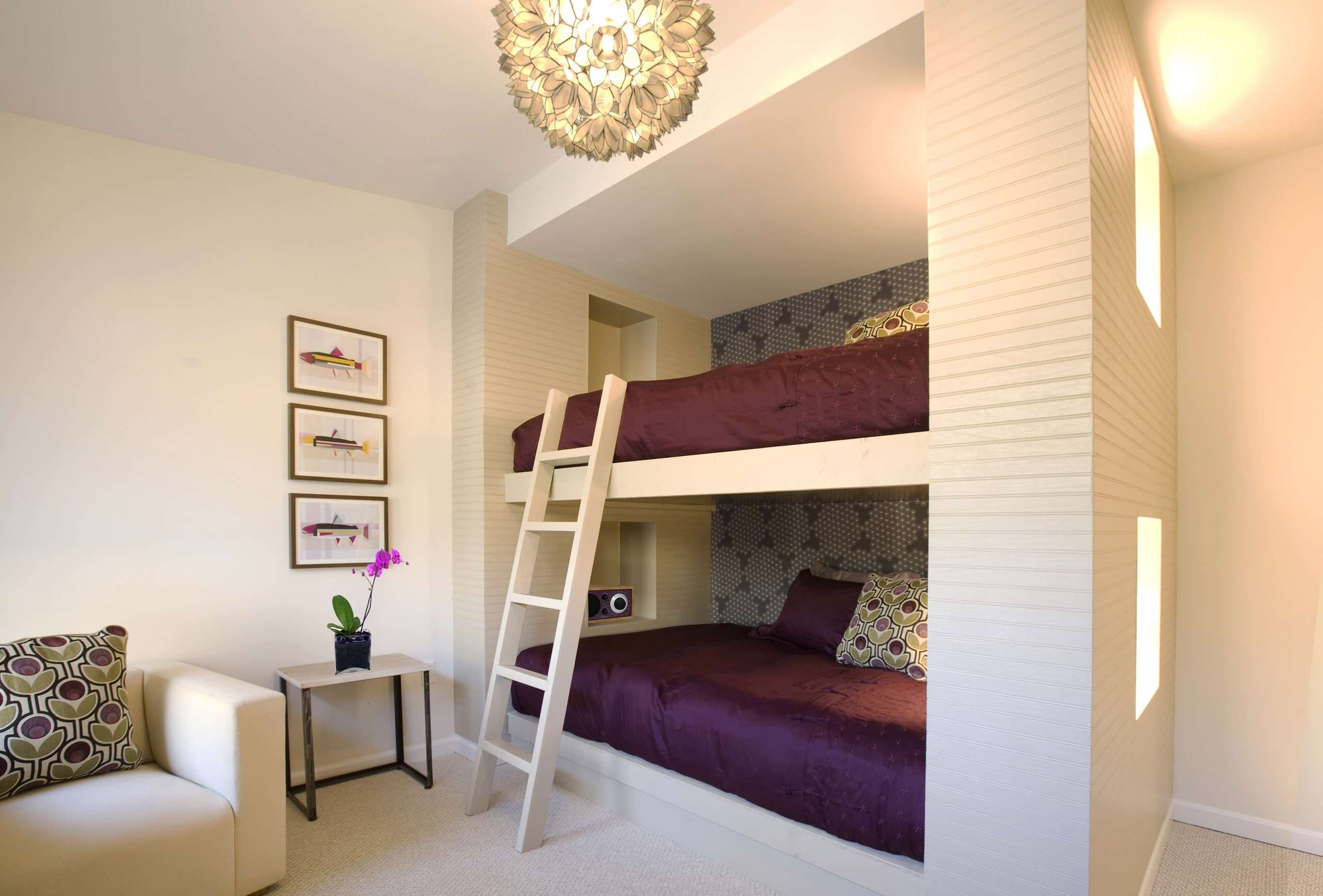 Детская комната с двухъярусной кроватью: преимущества многофункциональной мебели - 27 фото