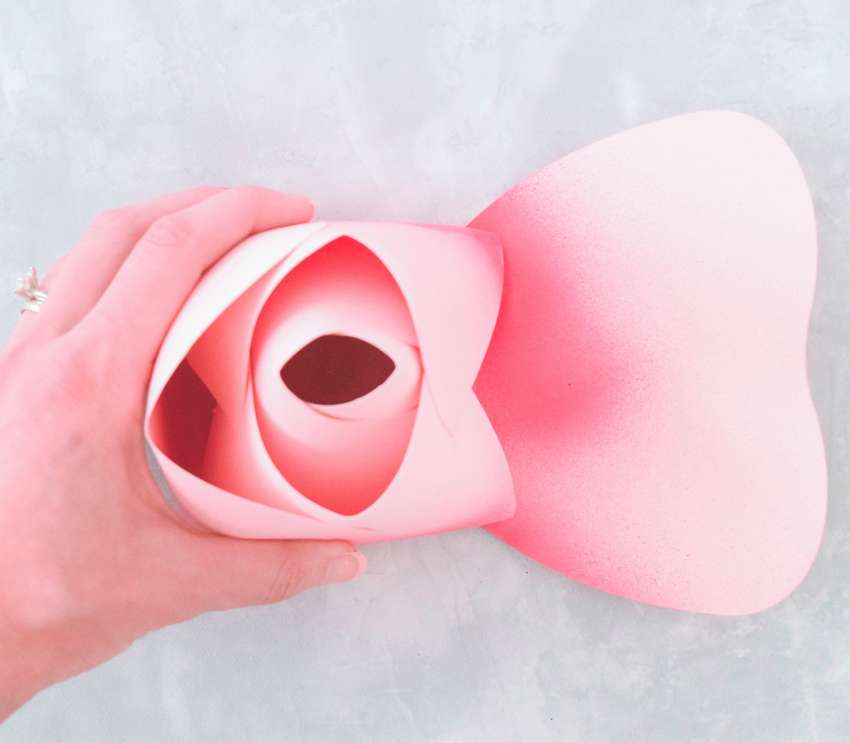 Роза кавасаки из бумаги. Резинка для волос с роза из ткани. Как сделать розовое видео. Мастер класс розы из бумаги а4. Как сделать розовое видео.