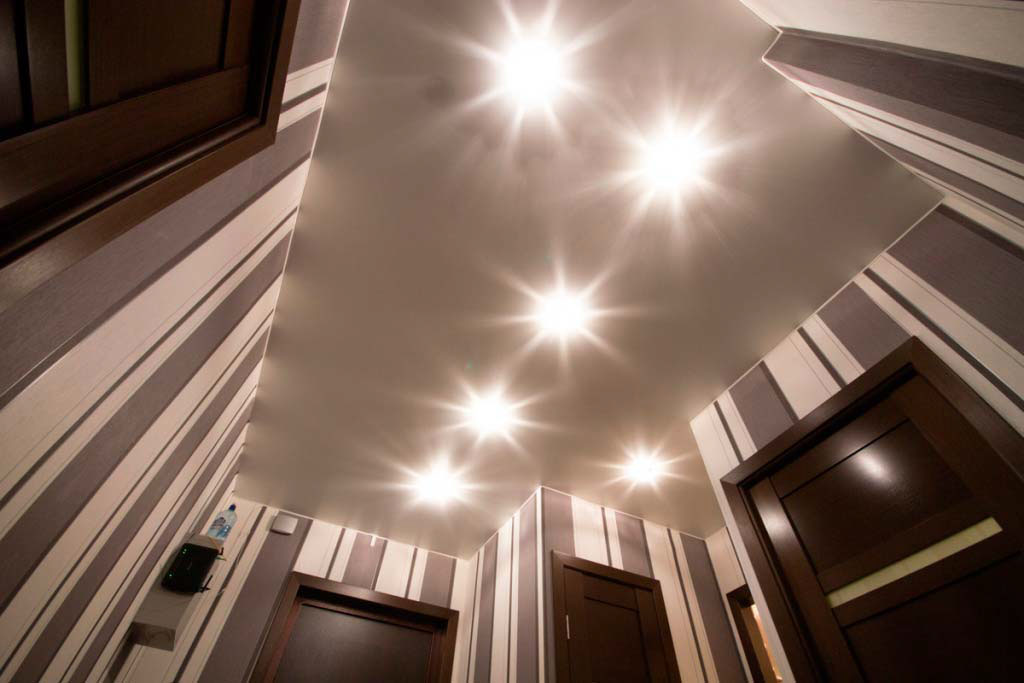 Натяжной потолок в коридоре: дизайн, 9 фото