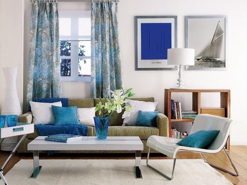 Серый диван и синие шторы в интерьере фото