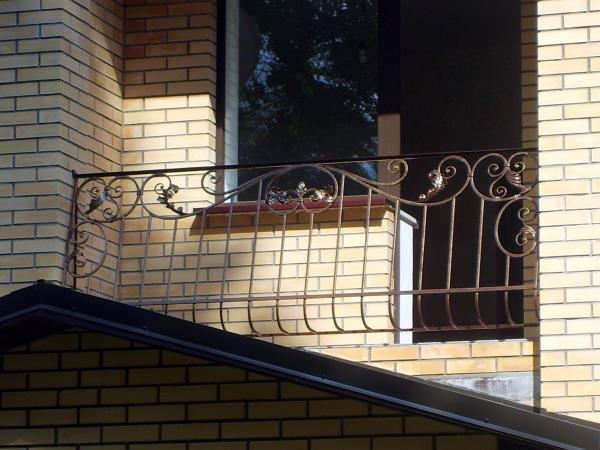 Кованые французские балконы и балкончики: что это за особенные конструкции, с чем их не нужно путать, где применимы, варианты оформлений с ограждениями из ковки