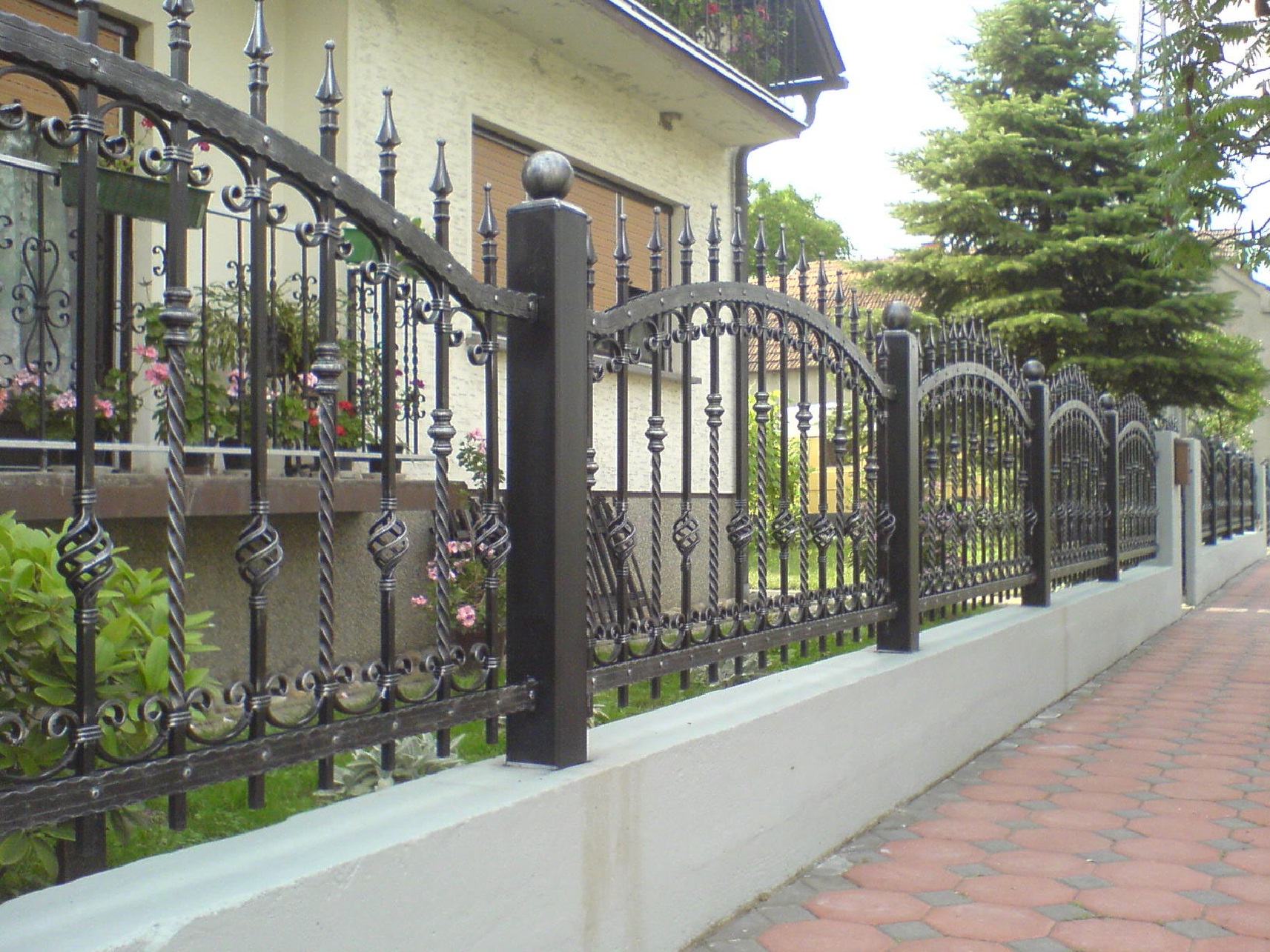 Кованый забор для частного дома - красивые металлические ограждения с ковкой