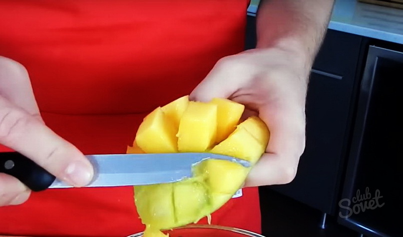 Как правильно разделать манго. Как правильно резать манго. Как нарезать манго кубиками. Как резать манго кубиками. Ложка для чистки манго.