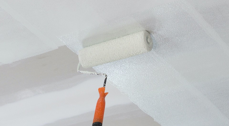 Как правильно красить потолок валиком : маленькие хитрости