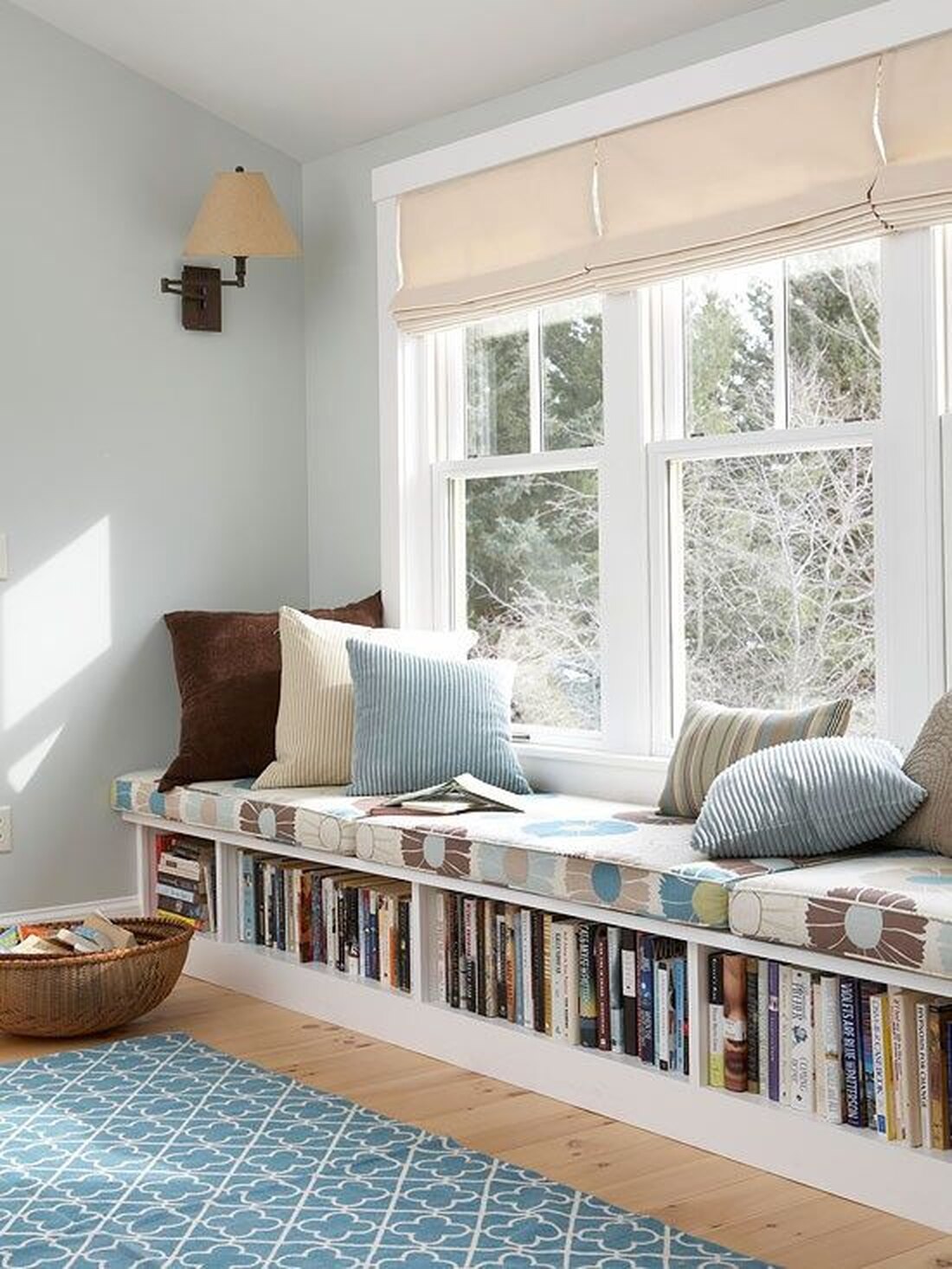 Широкий мягкий подоконник-диван в интерьере: как использовать и украсить, уютный декор на кухне, в спальне
 - 33 фото