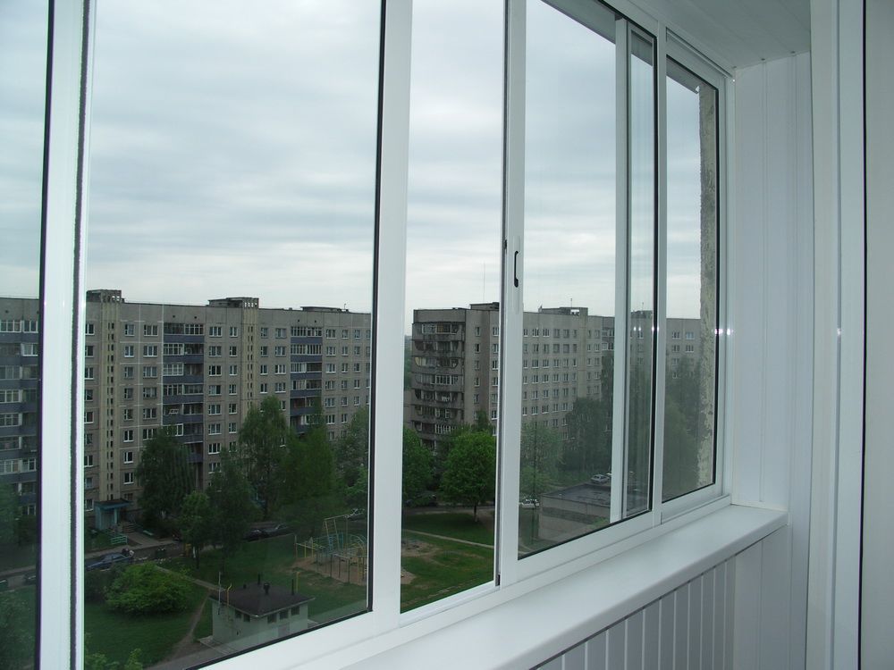 Шторы на раздвижные окна на балконе, фото интересных решений