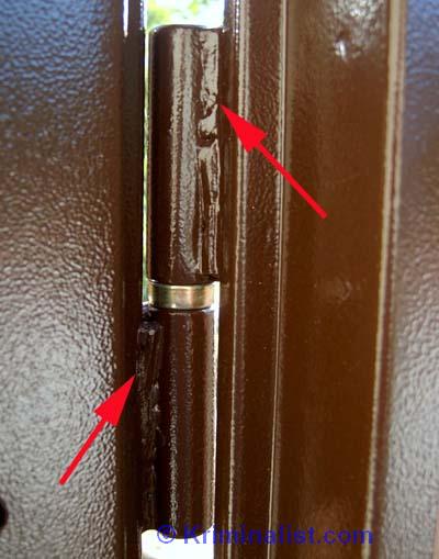 Как заменить петлю на пластиковой двери?